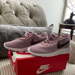 Memorial Day giveaway! Yay USA 🇺🇸 PRICE ✂️ NIB Sz 7.5 Lavender pink